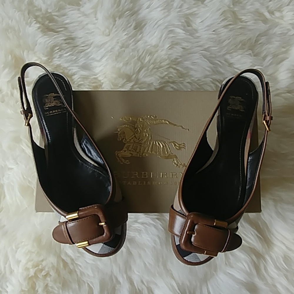Burberry w/box 6 - 7.5 fits bc adjustable strap